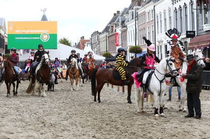 De Paardenmarkt Vianen, de straten liggen vol zand en op het zand lopen paarden.