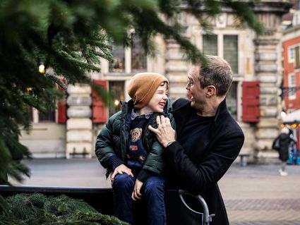 Vader met zijn zoontje bij de kerstboom in Delft