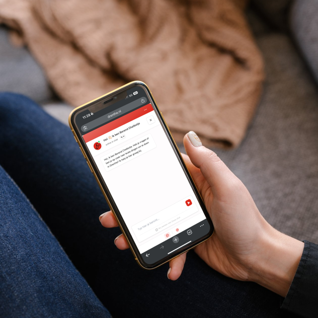 mock-up chatbot functie op telefoon in hand