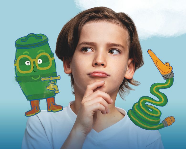 Jongen met op zijn ene schouder een regenton-mannetje en op de andere een tuinslang-mannetje.