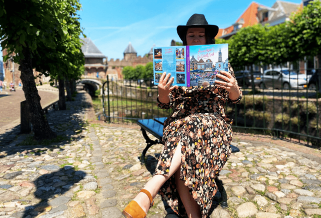 Vrouw die een boek leest