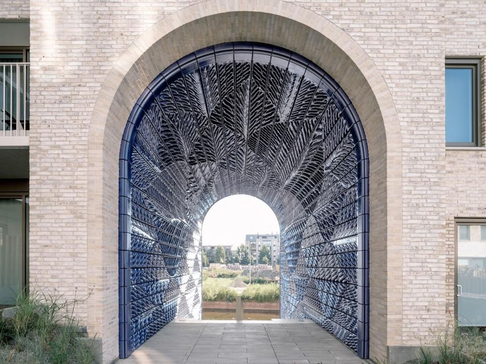 De poorten van PoortMeesters zijn bekleed met zo'n drieduizend 3D geprinte tegels, die samen een kunstwerk vormen.