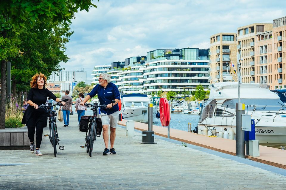 Hasselt zwei Menschen gehen am Wasser entlang