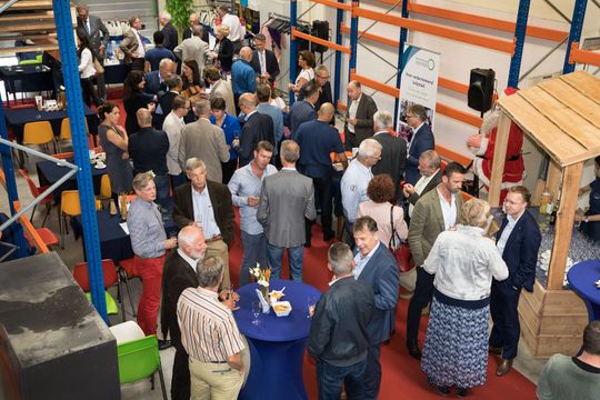 Mensen praten en ontmoeten elkaar tijdens de BKL Promo Trade in Flevoland