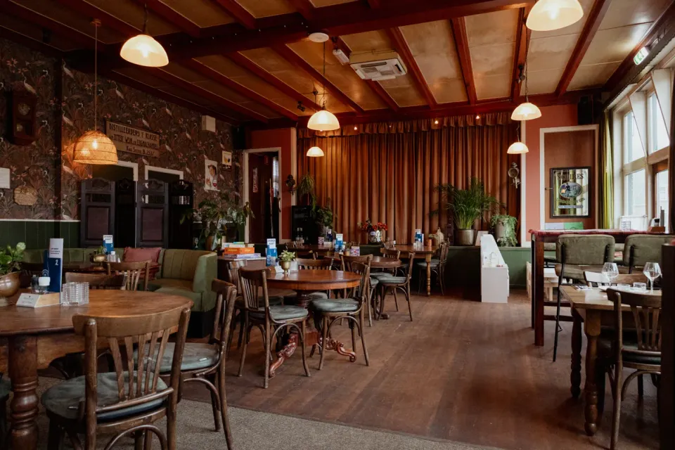 Binnen in het restaurant Les deux points