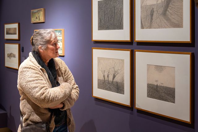 Bewoners van Beleef- en Zorgboerderij It Klokhús in het Jopie Huisman Museum.