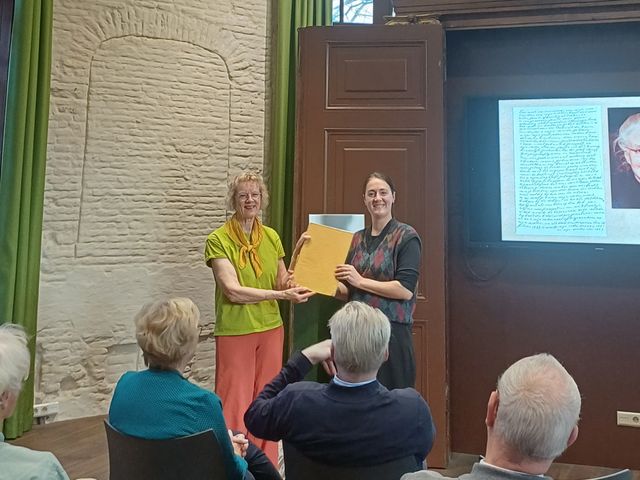 De overdracht van de memoires van Hendrika Schrover-Verhoeven.