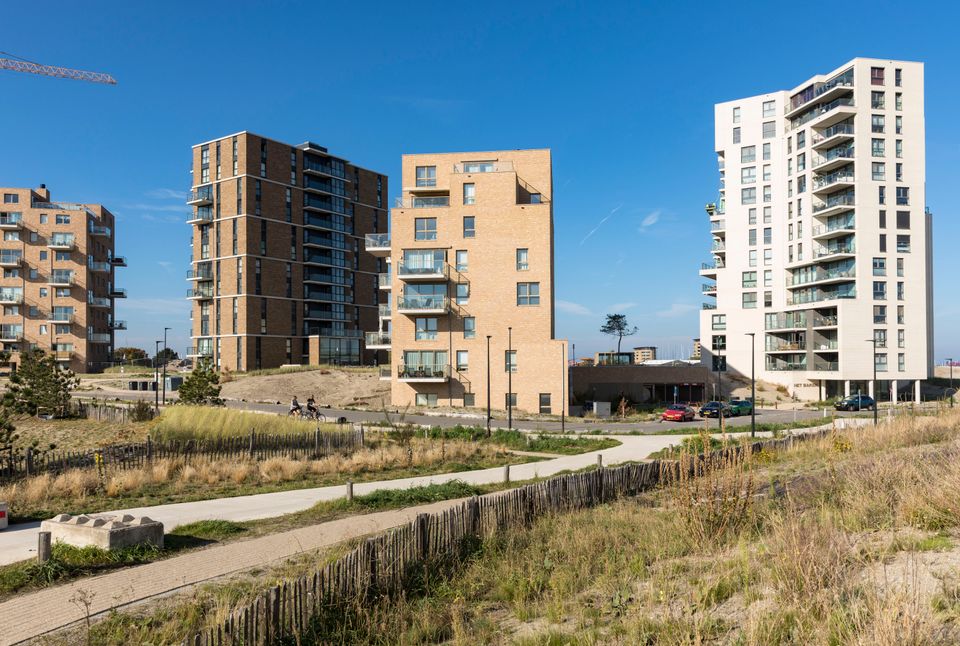 Hoogbouw bij de duinen van Almere Duin in Flevoland