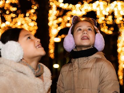 Twee kindjes die kijken naar de lichtjes in Delft