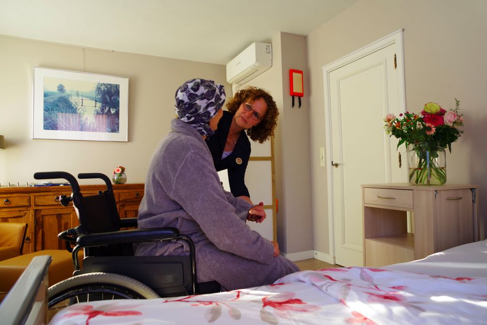 Vrijwilliger Ellie Coenen ondersteunt een zorgvrager in het hospice