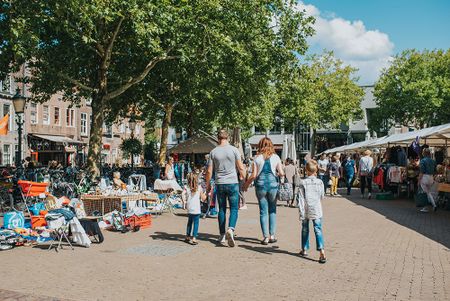 Mercados Amersfoort - Mercado de flores Lieve Vrouwekerkhof - Familia paseando por el mercado