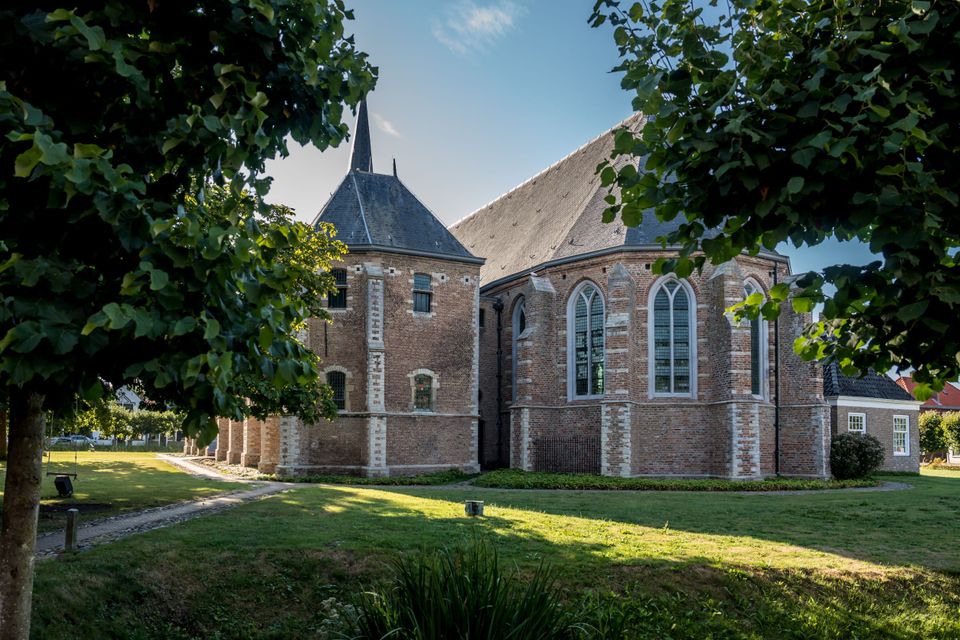 Op-Schouwen-Duiveland-Kerk-In-Dreischor-Zijaanzicht