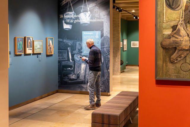 Bewoners van Beleef- en Zorgboerderij It Klokhús in het Jopie Huisman Museum.