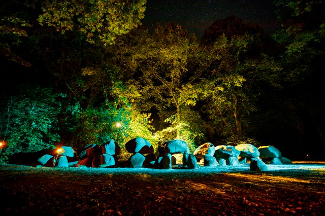 Het hunebed in Borger bij nacht.