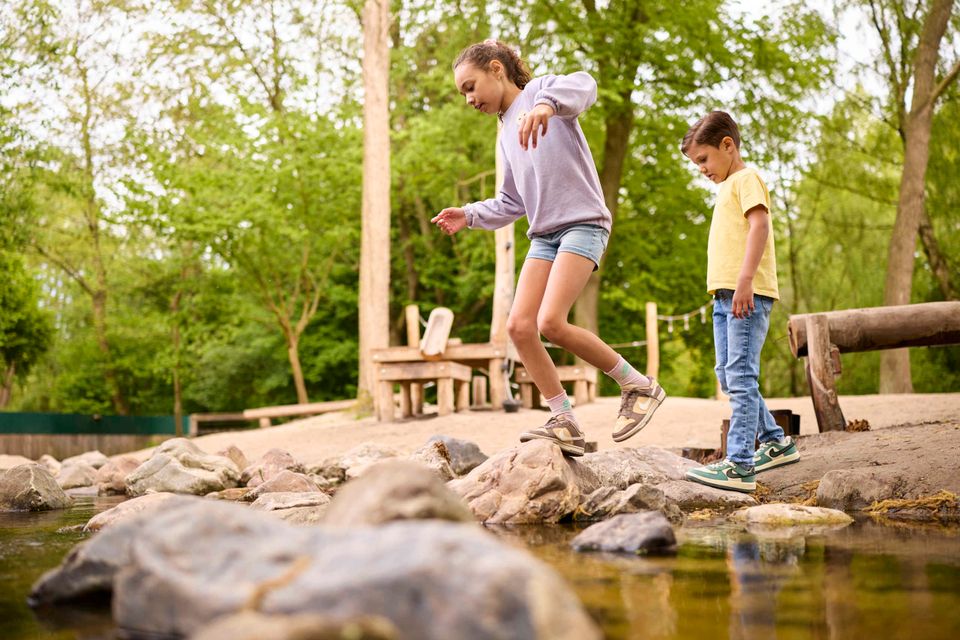 Kinderen spelen in de waterspeeltuin in AquaZoo