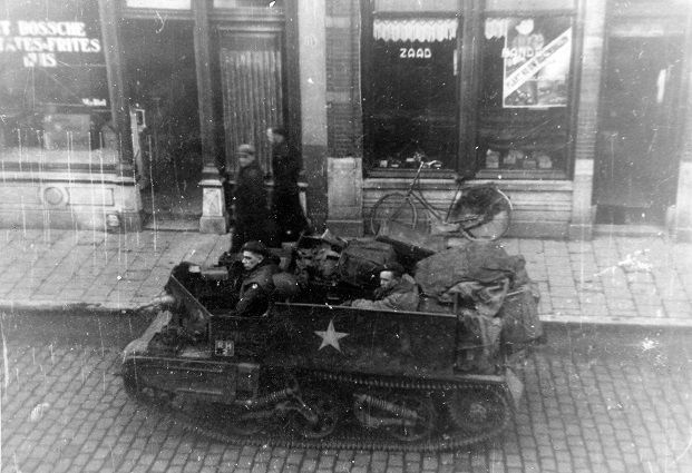 Een Brencarrier met twee soldaten in de Hinthamerstraat, februari 1945. Links achter Het Bossche Patates-Frites Huis. Rechts een winkel in zaden.