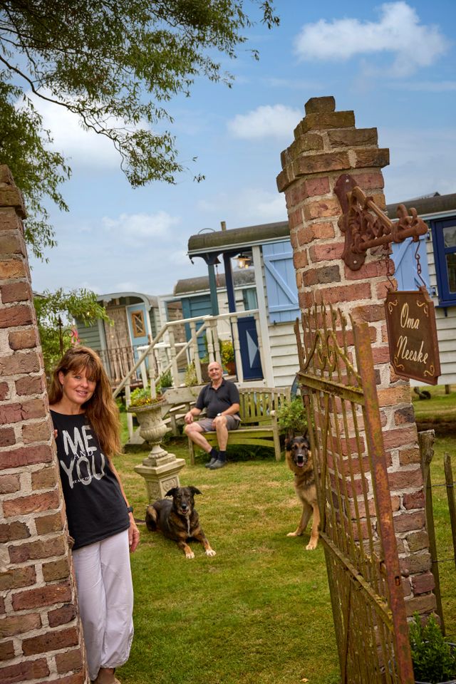 Oma Neeske voor de pipowagens