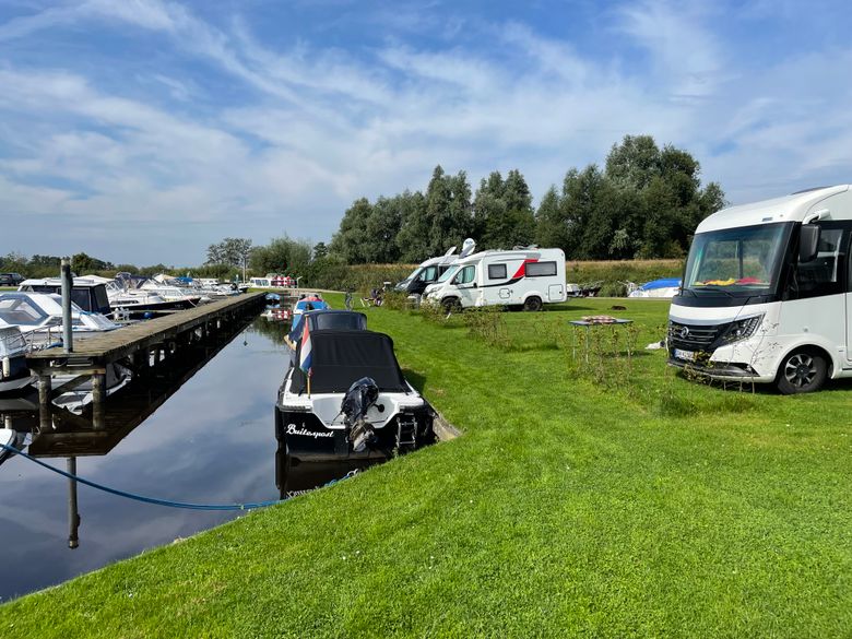 Camperplaatsen aan de jachthaven