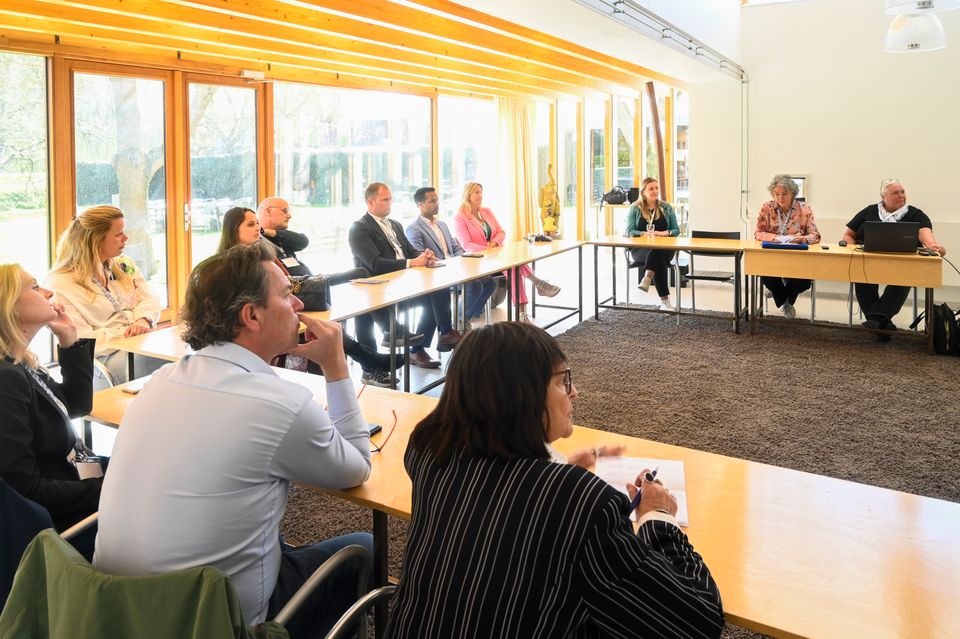 Foto u-vorm vergaderzaal met mensen voor de academy