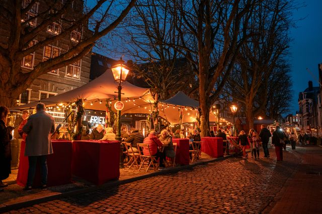Kerstmarkt op de hooglandse kerkgracht in Leiden