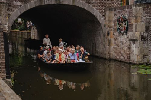 Koeboot vaartocht in Edam tijdens de avond Kaasmarkt.