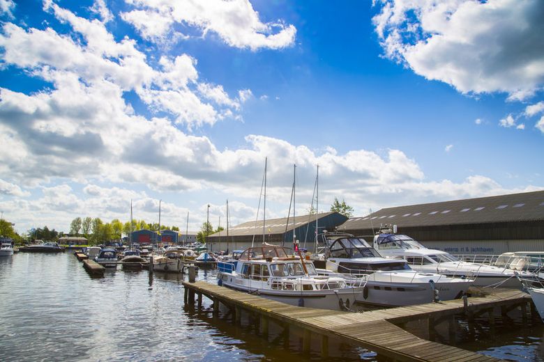 De passantenhaven bij Yachtcharter De Schiffart