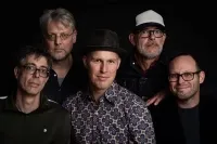 Een band met een zwarte achtergrond