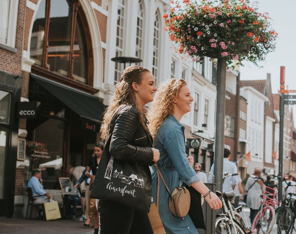 Shop Amersfoort - Meiden wandelend in de winkelstraat