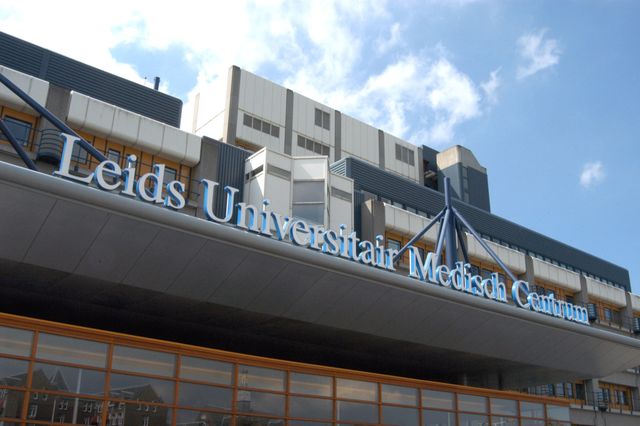 Naambord op het Leids Universitair Medisch Centrum gebouw.