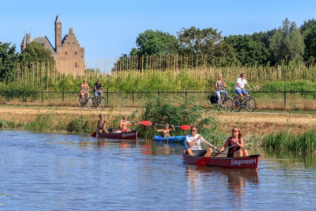 Fietsen langs rivier de Linge en kasteel Doornenburg in de Betuwe