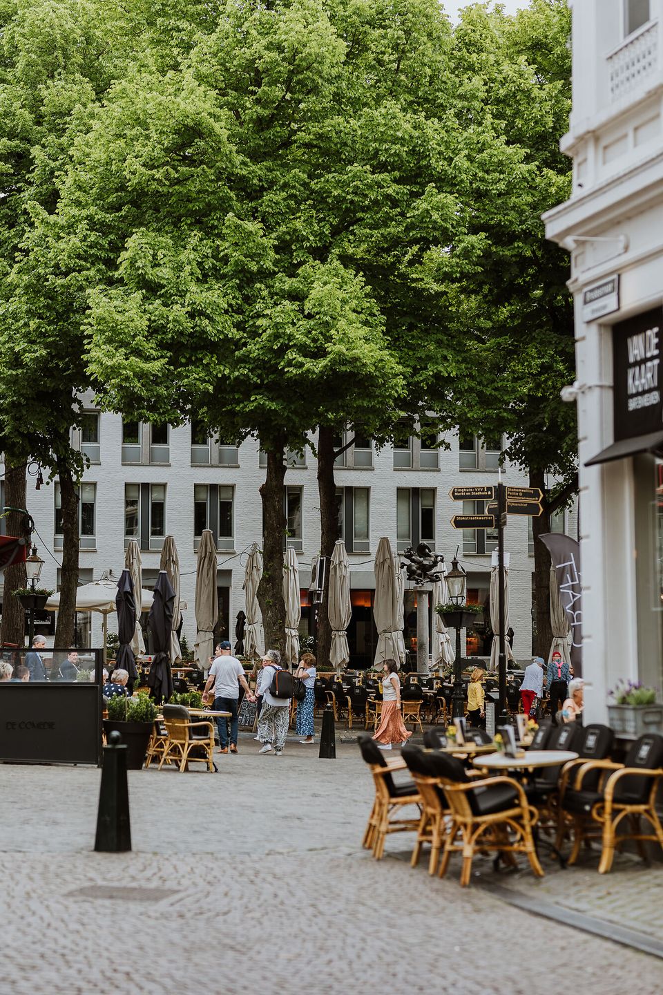Onze Lieve Vrouweplein Maastricht terrassen aan zijkant plein
