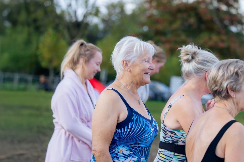 Vrouwen gaan het water in.