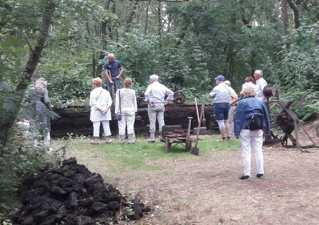 Demonstratie Turfsteken op het turfveldje Deurne