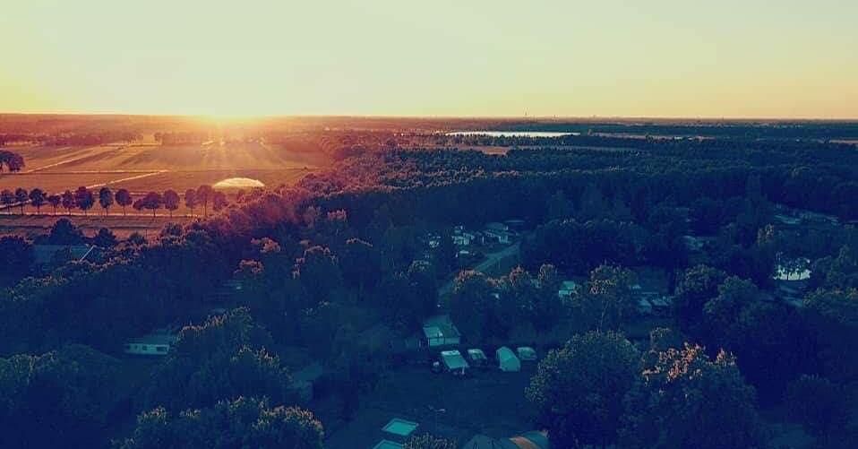 Avondzon kijkt uit over camping De Couwenberg