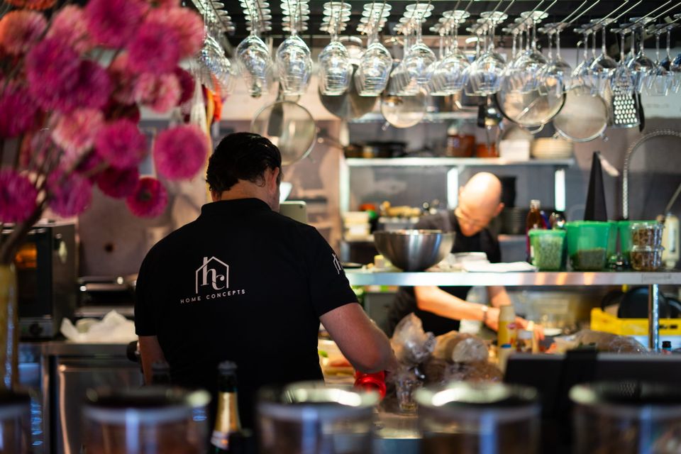 Fort Nieuwersluis personeel achter de bar