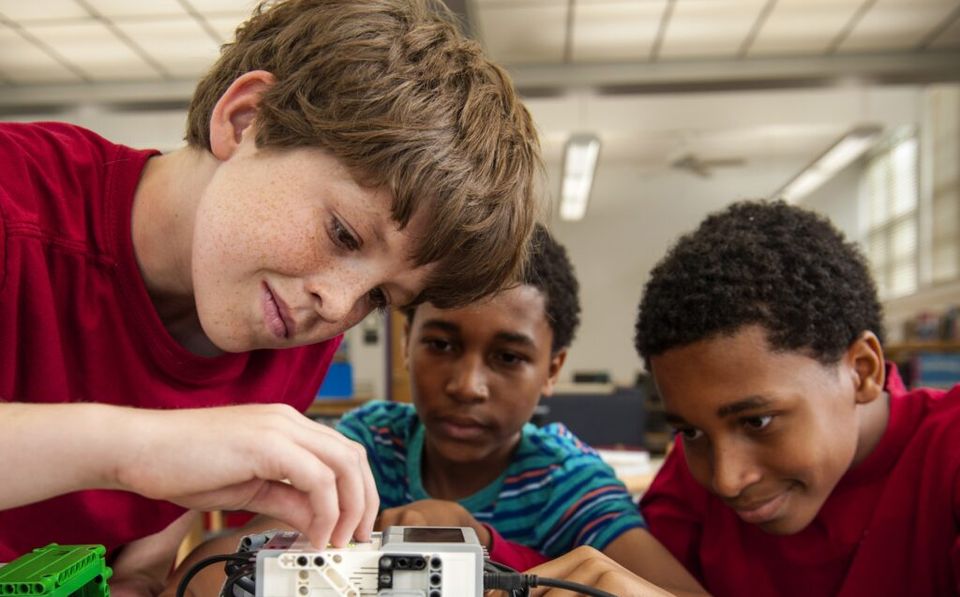 Drie jongens maken een robot