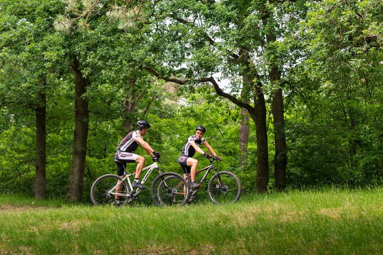 2 mountainbikers op het parcours