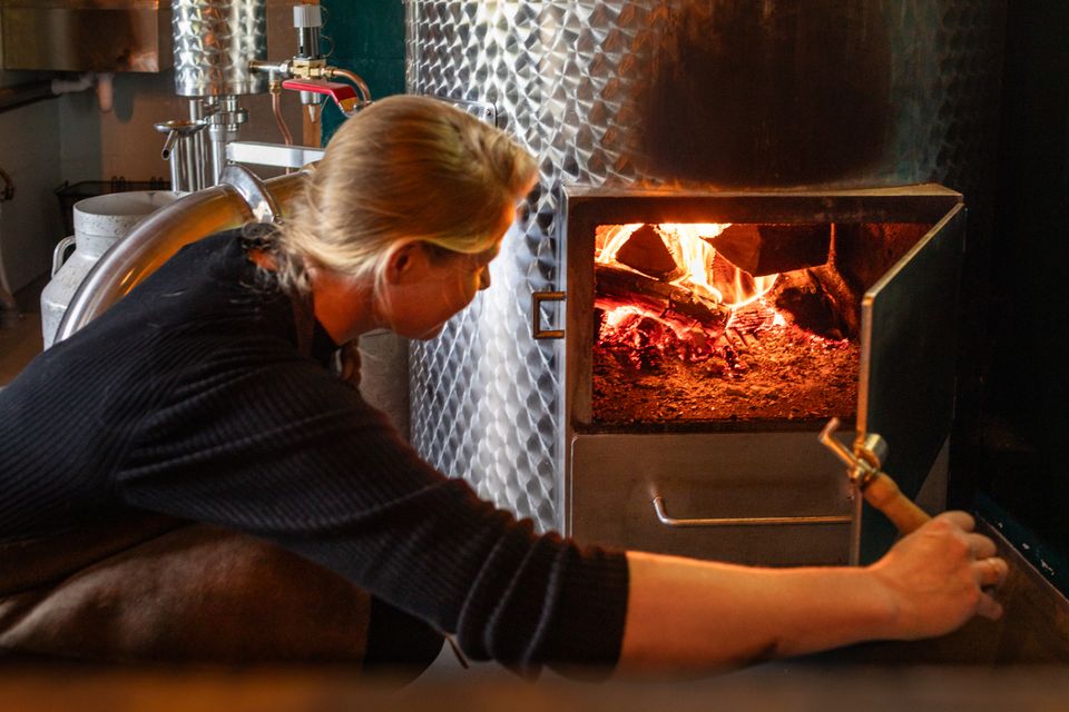 Ambachtelijke houtgestookte distilleerketel in gebruik bij Chamberick Distillery, waar lokaal gestookte dranken ontstaan, onderdeel van Hollandse Ambachten Utrecht Region.
