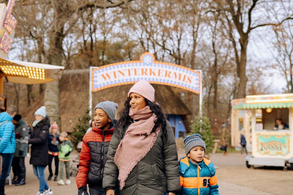 Gezin bij de Winterkermis in het Nederlands Openluchtmuseum in Arnhem
