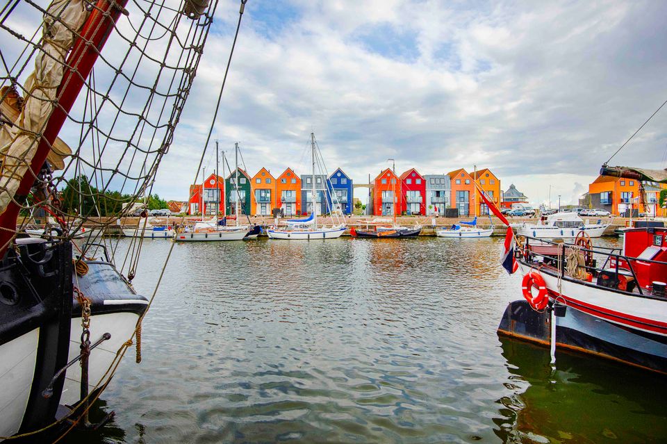 de haven van stavoren met op de achtergrond gekleurde huisjes