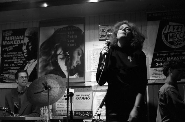 Jazz-zangeres Judi Nimak tijdens haar optreden in De Kakatoe