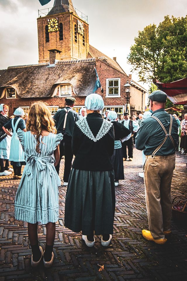 Historische dorpskerk Johannes de Doper in Linschoten, gemeente Montfoort, Groene Hart. Bezoekers in historische kleding tijdens Open Monumentendag op het dorpsplein.