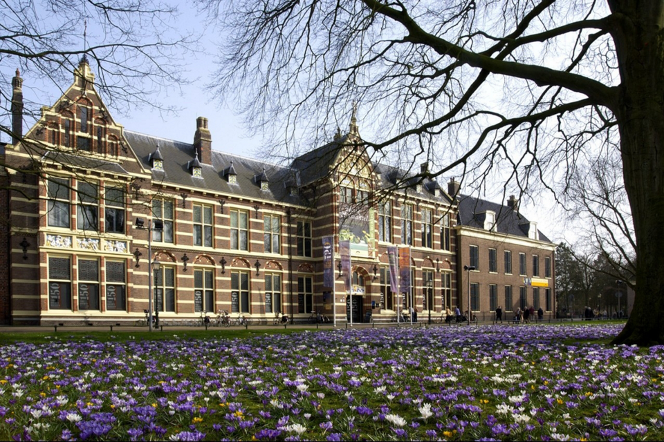 Het Drents Museum met een bloemenveldje op de voorgrond