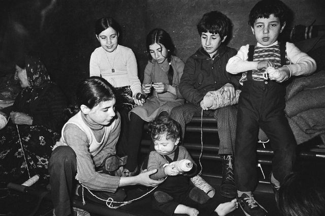 Kinderen spelen spelletjes om de tijd te doden. 