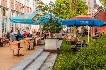 Het kleurrijke terras van de Verkadefabriek in Den Bosch