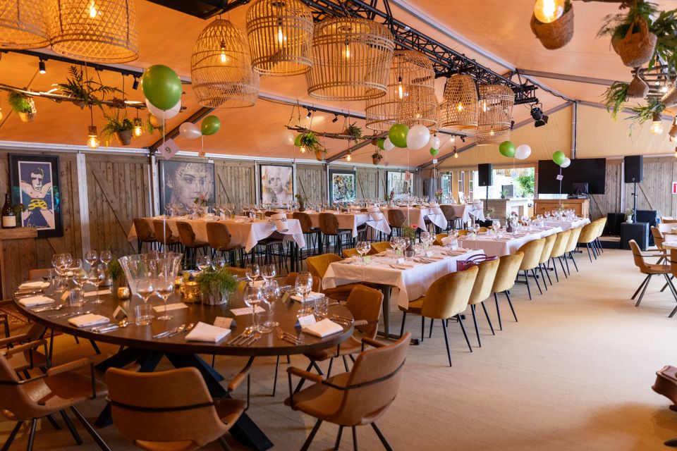 Interieur in de tent, aangekleed als restaurant