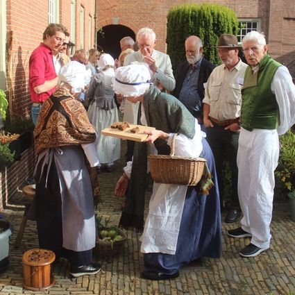 Afbeelding historische dracht hofje van aerden
