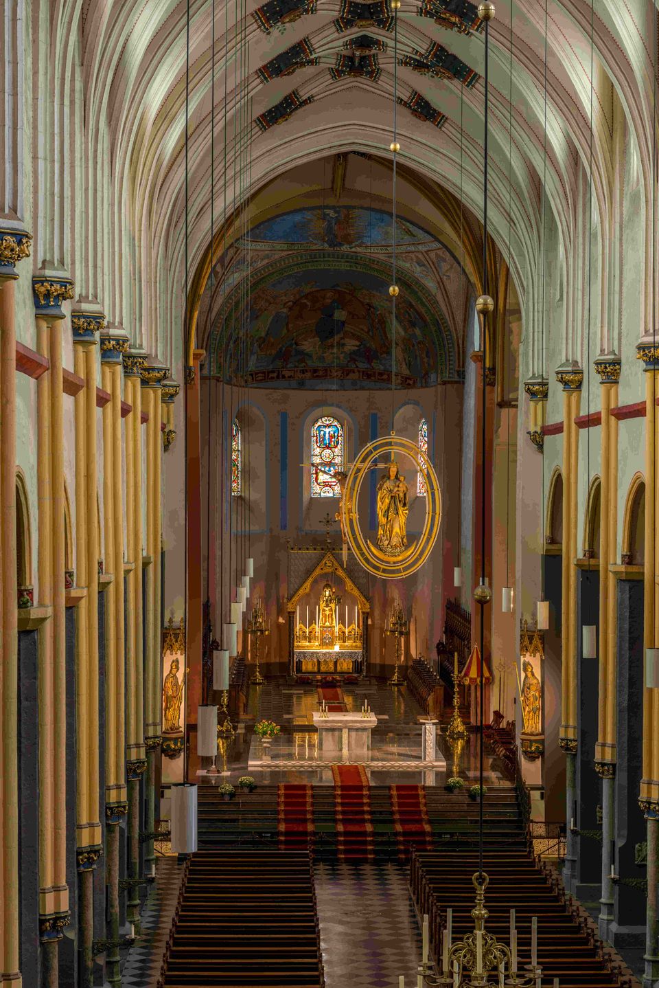 Sint Servaasbasiliek binnen altaar van boven