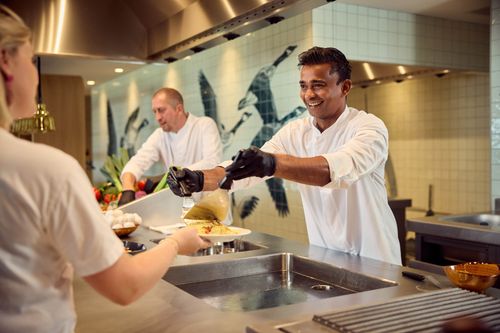 Chef die ontbijt serveert