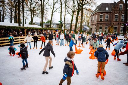 Schaatsers op de ijsvloer
